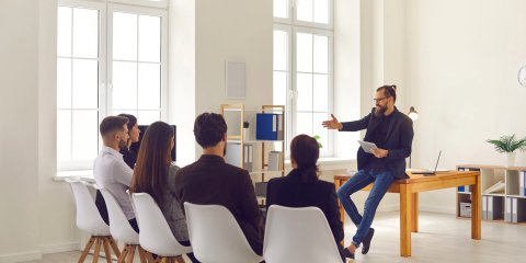 aula con studenti seduti e docente che parla