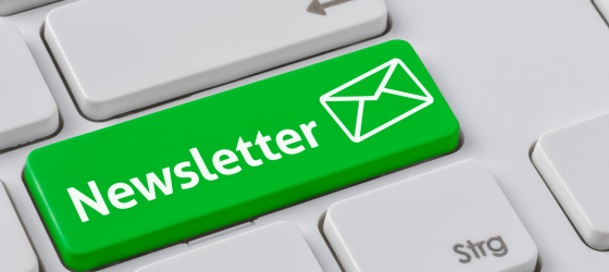tastiera di pc con focus su tasto verde con scritta newsletter e busta