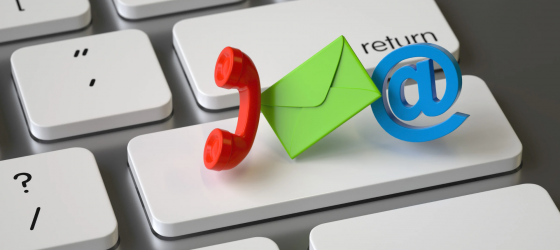 tastiera con simboli di telefono busta e-mail colorati sopra un tasto a destra