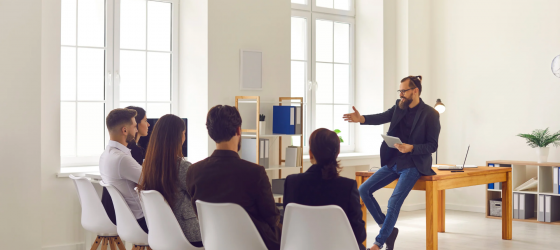 aula con studenti seduti e docente che parla