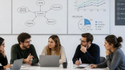 riunione studenti universitari con sfondo lavagne con diagrammi